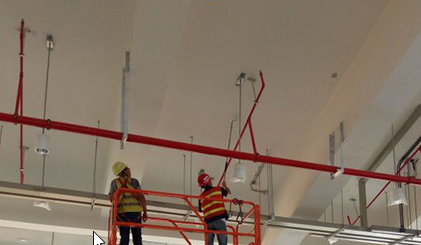 剪叉式高空作業平臺出租應用于廠房消防安裝